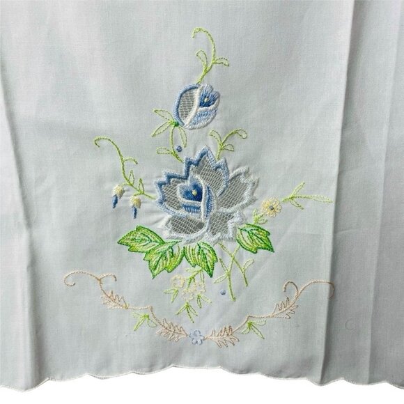 Lot 2 Vintage Linens Embroidered Tea Towels White Floral Design u - Picture 3 of 5